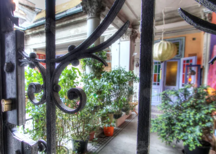 Lavender Circus Hostel, Doubles&Ensuites Budapest